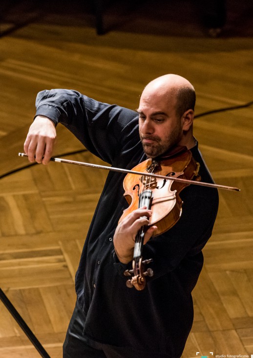 mężczyzna grający na skrzypcach