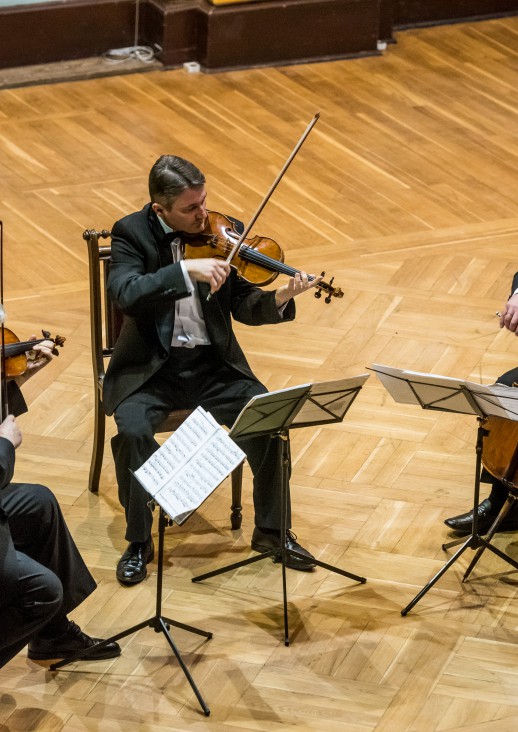 trzech mężczyzn gra na instrumentach