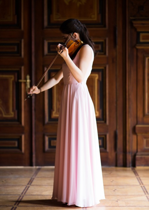 kobieta grająca na skrzypcach