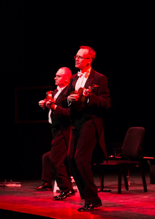 dwóch mężczyzn gra na skrzypcach