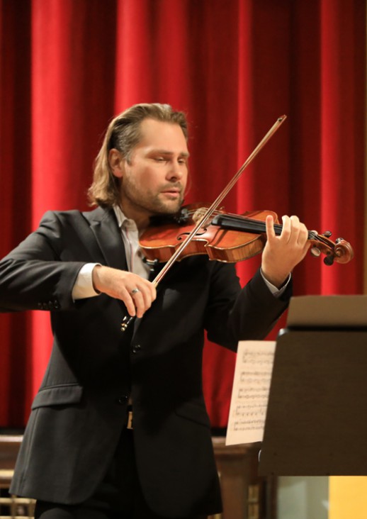 dwóch mężczyzna zrających na skrzypcach