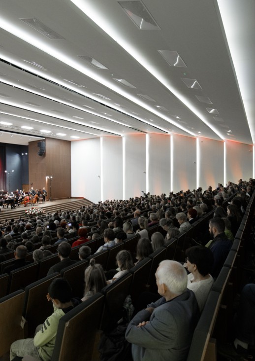 aula UMK z widoczną widownią i orkiestrą 