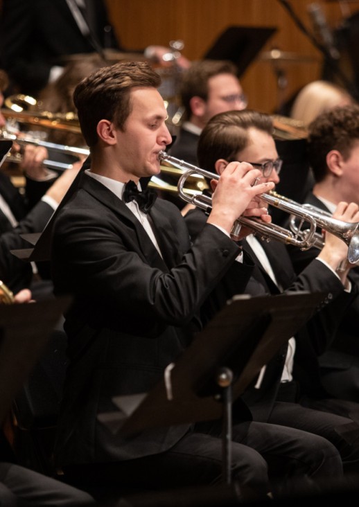 mężczyźni grający na trąbkach