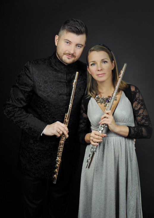 mężczyzna i kobieta trzymający flety proste
