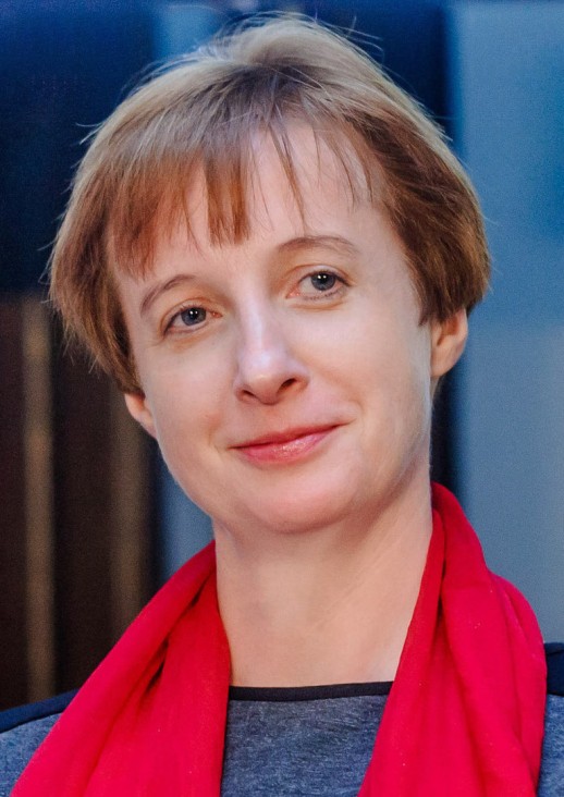 zbliżenie na twarz kobiety patrzącą przed siebie