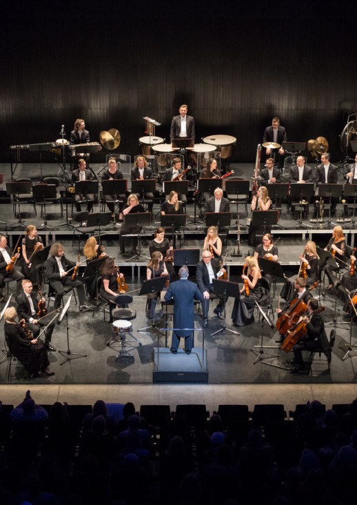 orkiestra na scenie