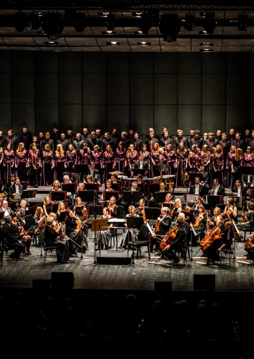 orkiestra i chór na scenie