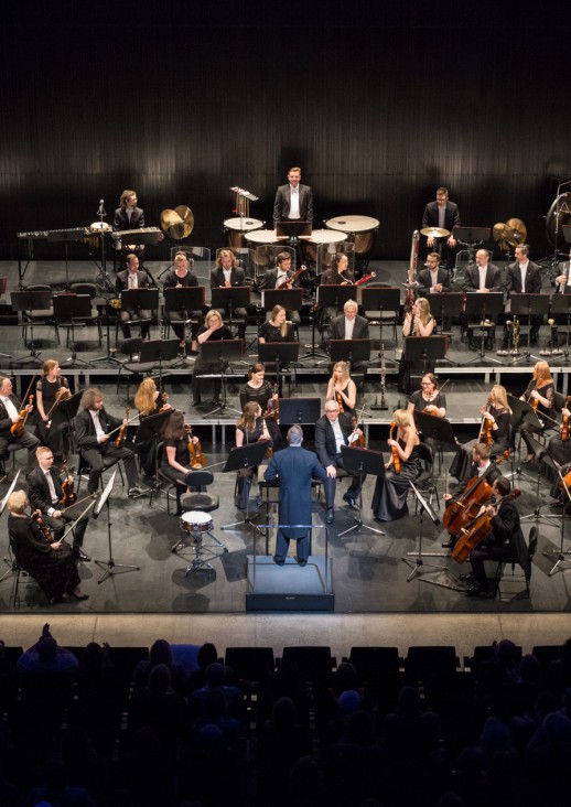orkiestra na scenie