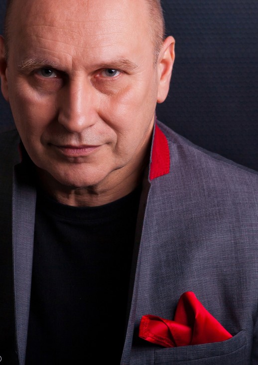 portret mężczyzny w szarej marynarce