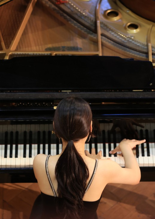 kobieta grająca na fortepianie - widok z góry