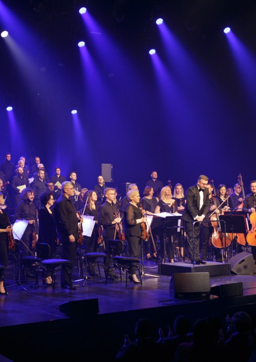 orkiestra i chór na scenie