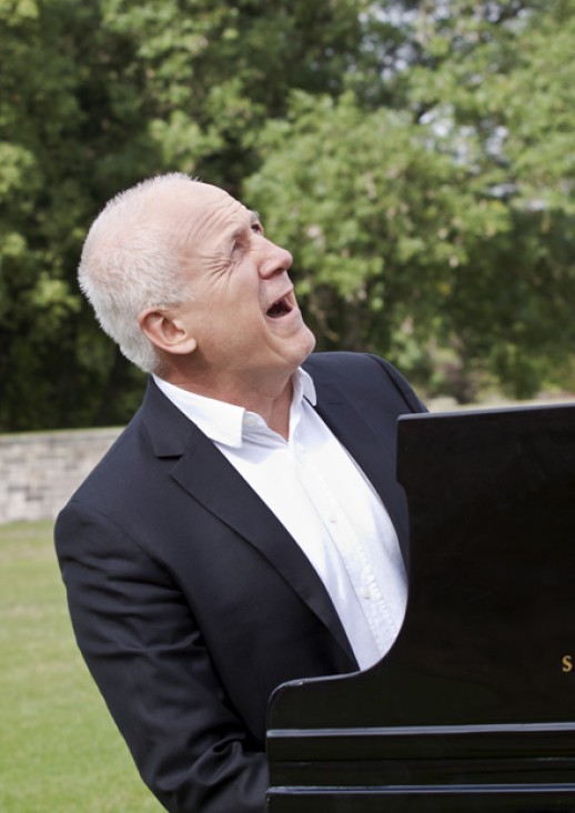 mężczyzna siedzący przy fortepianie, Waldemar Malicki