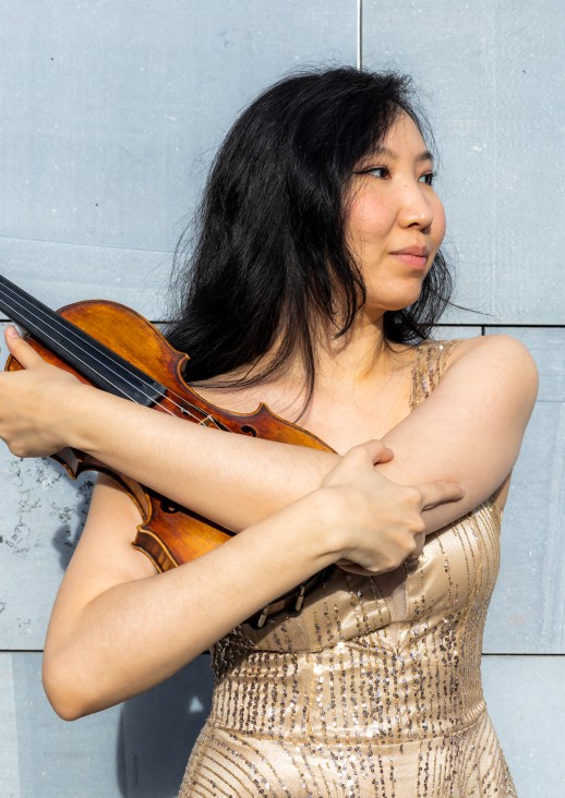 portret kobiety trzymającej skrzypce, fot. Megane Fontaine