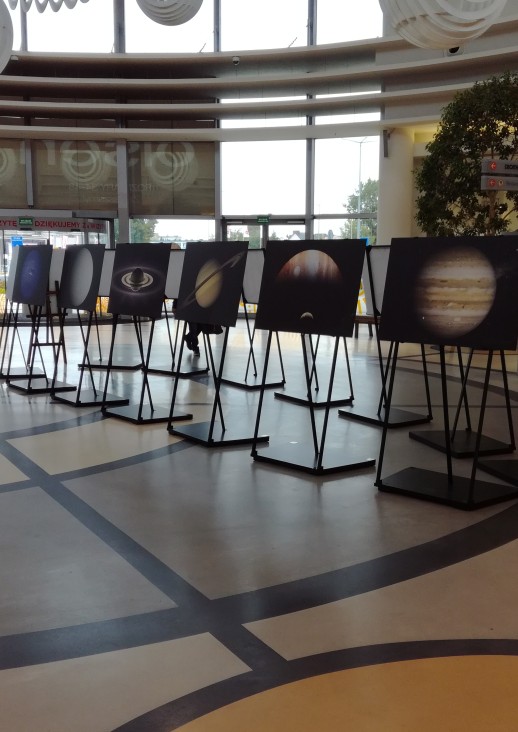 zdjęcia przedstawiające planety umieszczone na statywach