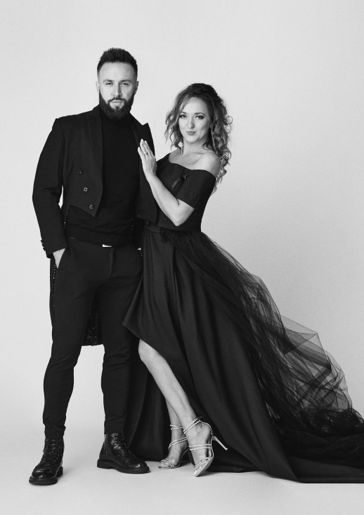 stojący mężczyzna i kobieta