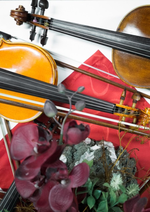 dwoje skrzypiec leżące  na stoliku