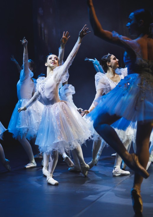 baletnice w białych strojach na scenie