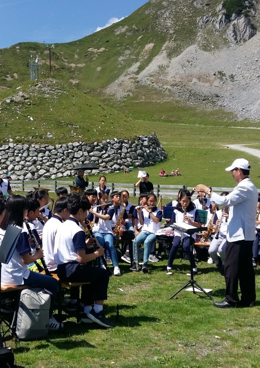 młodzieżowa orkiestra dęta występująca w plenerze