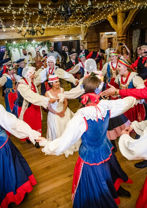 tańczący kobiety i mężczyżni w kujawskich strojach ludowych