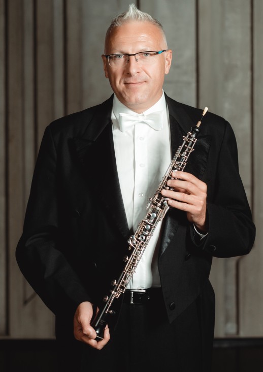 portret mężczyzny trzymającego obój