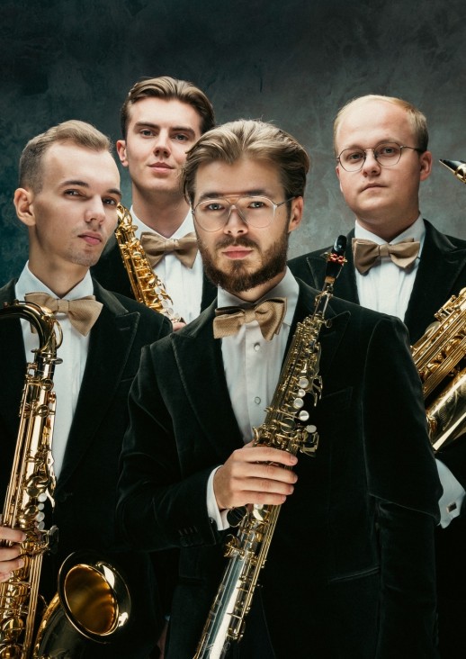 czterech mężczyzn trzymających saksofony