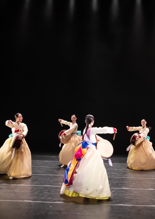 pięć kobieet w białych sukniach