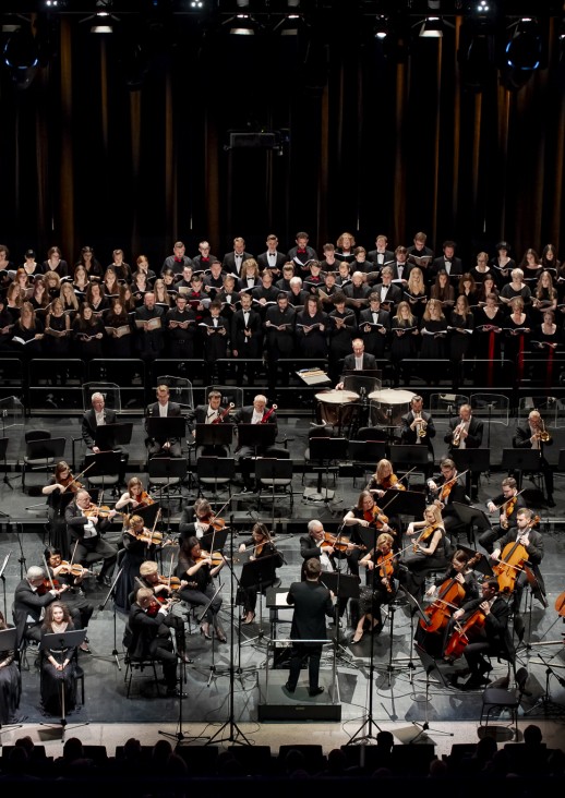 soliści, orkiestra i chór na scenie