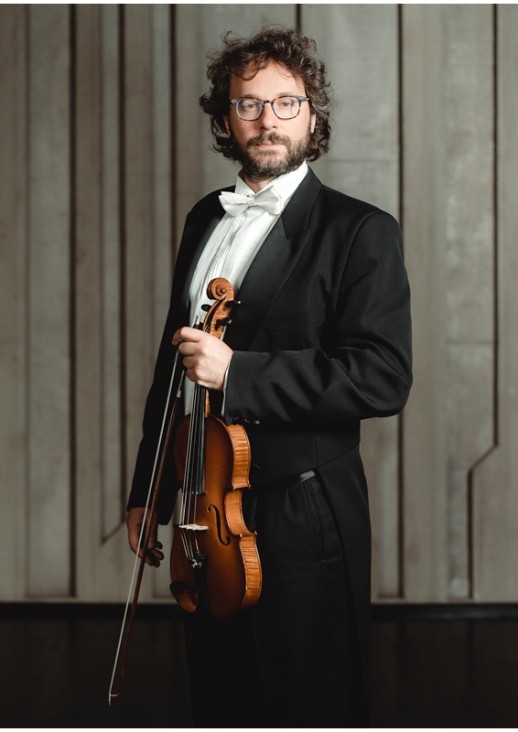 mężczyzna we fraku trzyma skrzypce