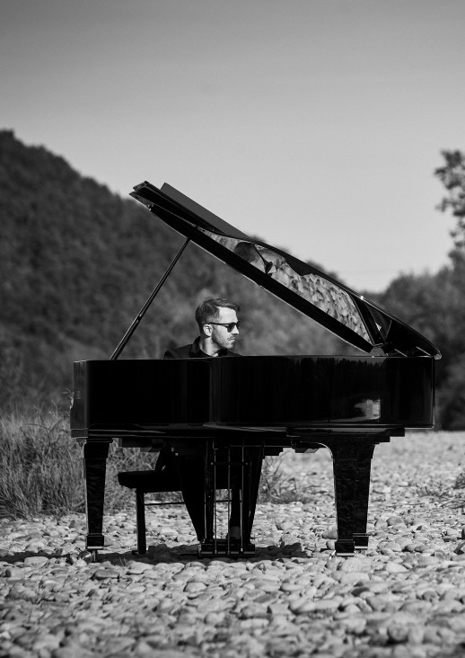 mężczyzna grający na fortepianie