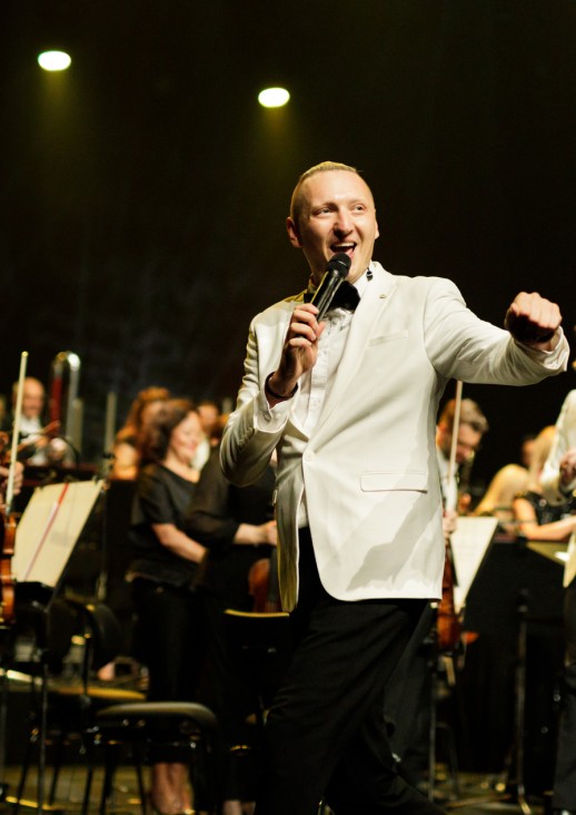 mężczyzna w białej marynarce