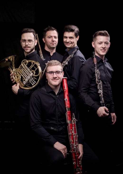 pięcioro bężczyzn trzymających instrumenty dęte