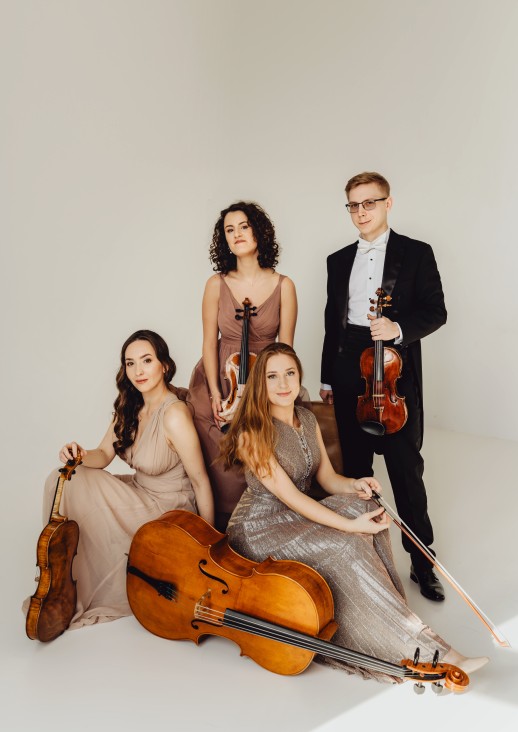 trzy kobiety i mężczyzna trzymają instrumenty smyczkowe