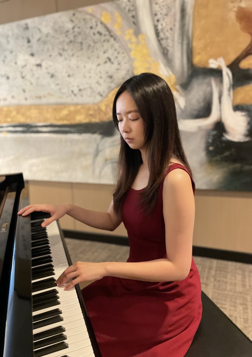 kobieta siedząca przy fortepianie