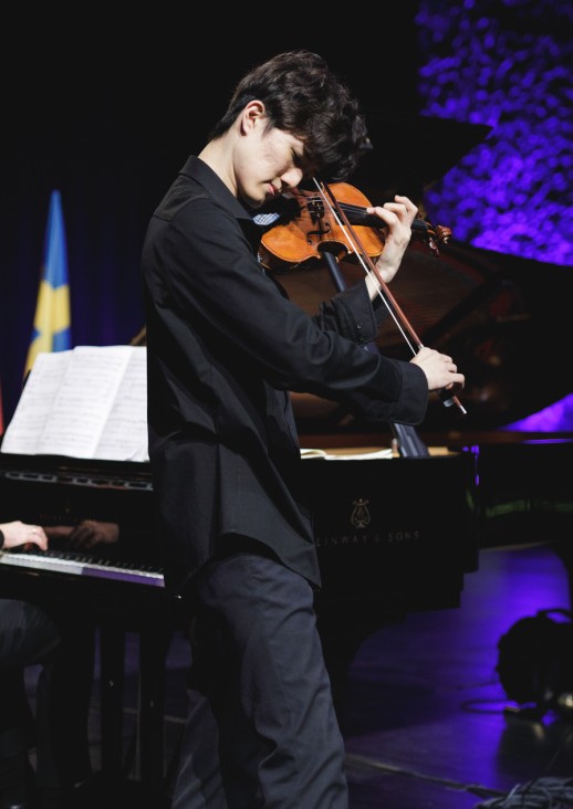 mężczyzna grający na skrzypcach