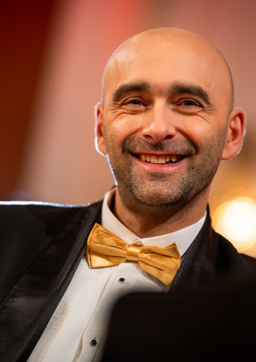 portret uśmiechniętego mężczyzny