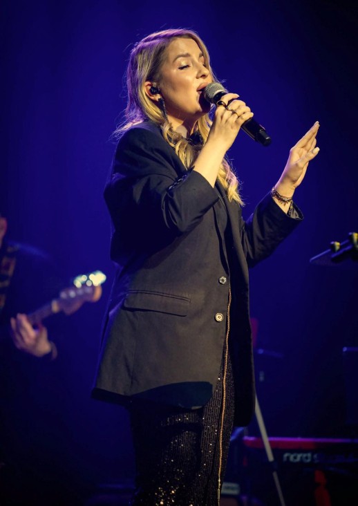 kobieta śpiewająca do mikrofonu