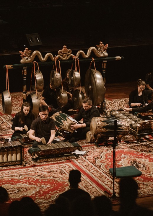 grupa osób grających na instrumentach