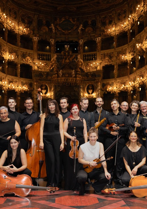 grupa osób trzymających instrumenty smyczkowe