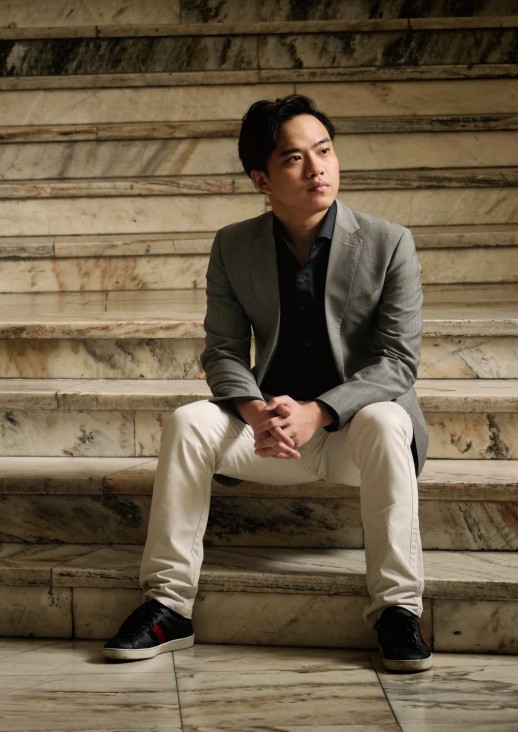 mężczyzna siedzący na schodach, fot. Filip Dowjat