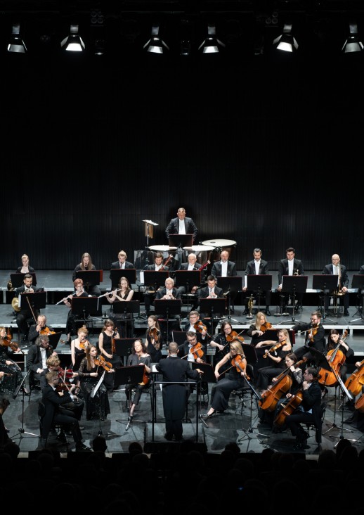 orkiestra na scenie