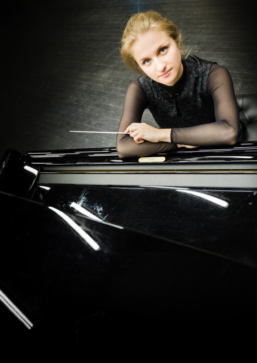 portret kobiety opierającej się o fortepian