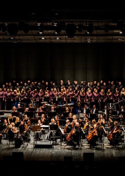 orkiestra i chór na scenie