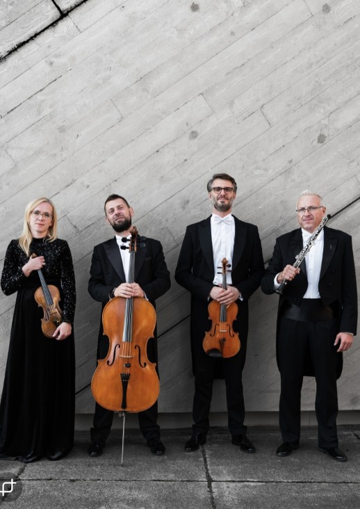 kobieta i trzech meżczyzn trzymają instrumenty muzyczne: skrzypce, wiolonczelę, altówkę i obój