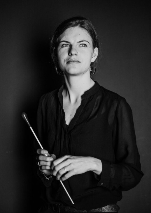 portret kobiety trzymającej w ręach batutę