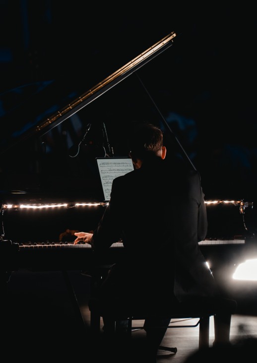 mężczyzna grający na fortepianie
