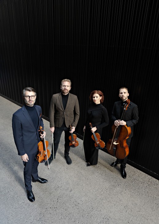 kobieta i trzech mężczyzn trzymający instrumenty smyczkowe