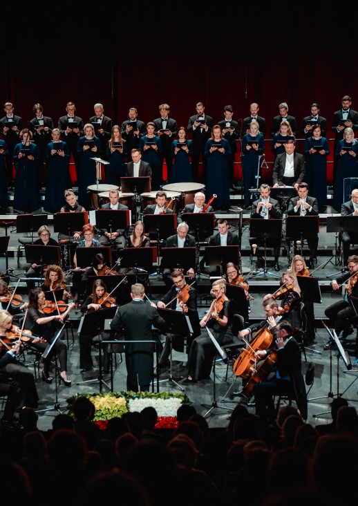 orkiestra i chór na scenie