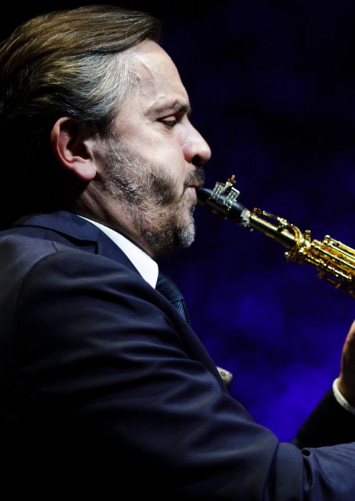 mężczyzna gdający na saksofonie sopranowym