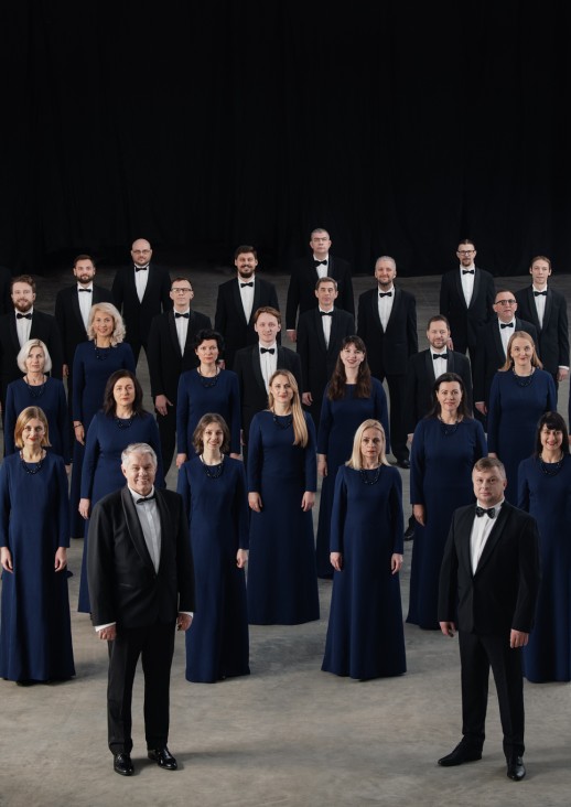 grupa stojących osób