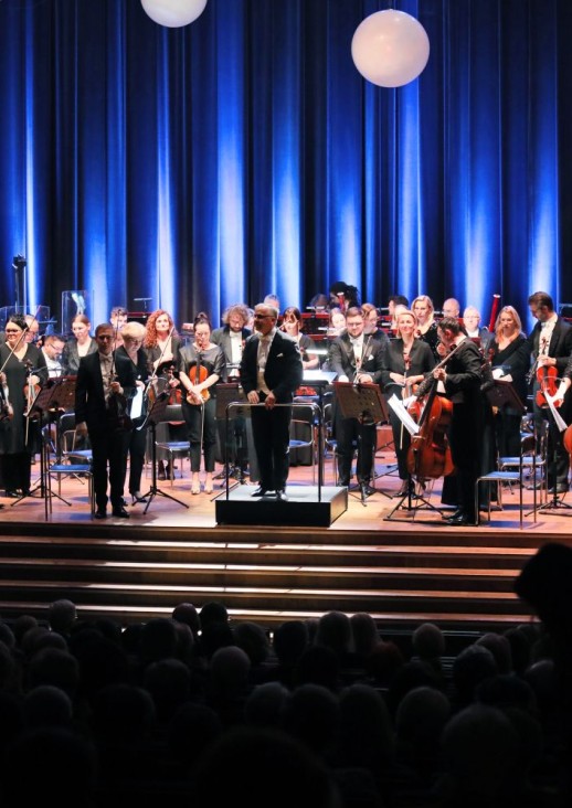 orkiestra na scenie w Auli UMK